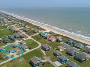 King Crab 3 Bedroom Home by RedAwning