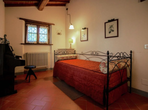 Villa with Spacious Garden, Swimming Pool, Hot Tub, Tennis Court near Cortona