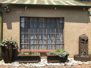 Contemporary Stay at Giraffe Cottage
