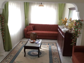 Delightful Apartment Sleeps 8 Great Location