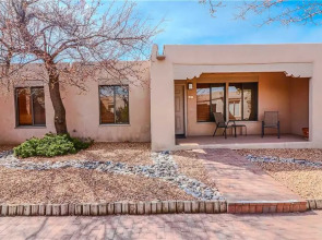 Artist Road #18, 2 Bedrooms, Sleeps 4, Flat Screen TV, Pool Access, WiFi