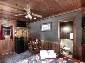 Apache Village 7, Queen Bed, Midtown, Sleeps 2