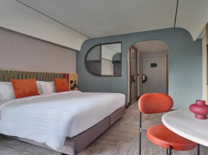 The Quarter Onnut by UHG