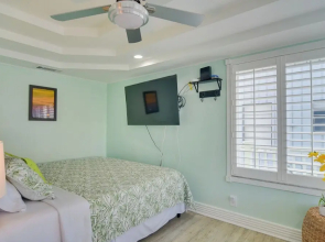 Breezy White Sands House Steps to Gulf Shore!