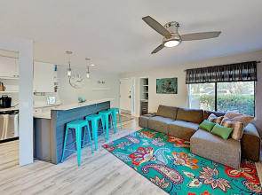 Beautifully Renovated 2 Br Villa Walk To Beach Condo