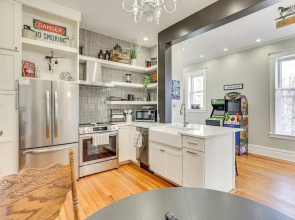 Walk Downtown: Inviting Historic Home in Dubuque!