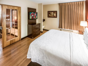 Red Roof Inn PLUS+ Long Island - Garden City