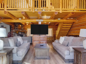Pinetree Place by Avantstay Group Cabin w/ Hot Tub Minutes to the Lake