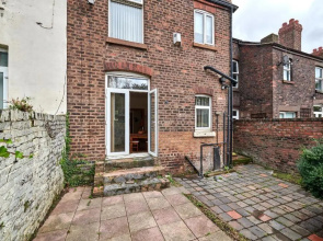 Keep the works team together, Whole 4 Bed House for same price as a city centre room, 4 or 7 Night Bargain, Walton, Liverpool, Sleeps 4 to 9
