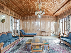 OYO 5056 Houseboat Batkoo
