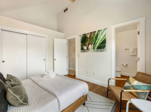 Mid-century Mod Retreat Near Old Town – Free Bikes