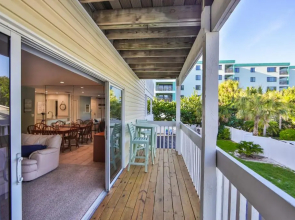 100 steps to Indian Rocks Beach, ocean side, 2 bedroom updated condo