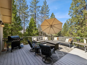 Whispering Pines Retreat 5 Bedroom Home by Yosemite Region Resorts