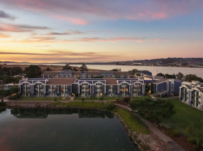 DoubleTree by Hilton Hotel Berkeley Marina