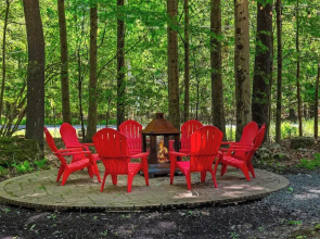 Lake + Pool Access, Game Room, Firepit, Deck Tawny and Peaceful by Avantstay