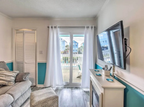 Walk to Ocean: Surfside Beach Condo w/ Pool Access