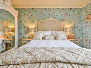 The Town House at Muntham- Luxury Holiday Home with Hot Tub