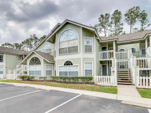 Condo w/ Pool Access & Patio: 8 Mi to Disney!