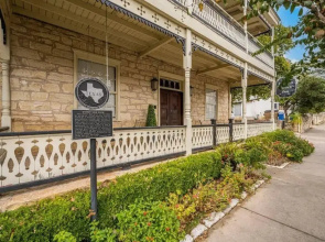 Luxurious Historic 5BR Fredericksburg inn w spa
