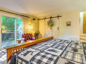 Hot Tub & Fire Pit: Cozy Cabin in Maggie Valley