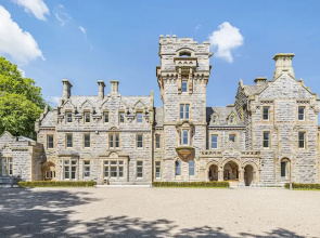 The Florence Suite Stone Cross Mansion