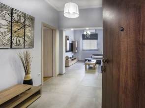 Spacious 3-Bedroom Apartment 90M From Train