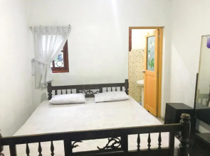 K Shanthi Holiday Inn