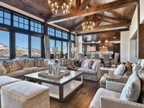 Silver Sun by Avantstay Ski-in Ski-out w Hot Tub