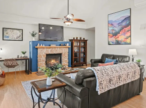 Mews Mountain House by Avantstay Walk to Beach Hot Tub Game Room