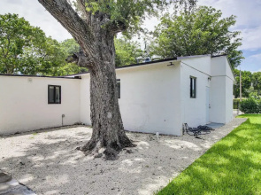 5 Mi to Beach: Group Getaway w/ Yard in Miami