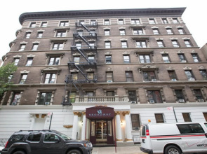 Broadway Hotel and Hostel