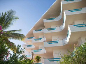 The Westmarine Waterfront Hotel