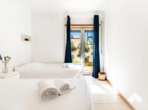 Palm02 · Palm Village Apartment 2 3BD · A/C · Terrace