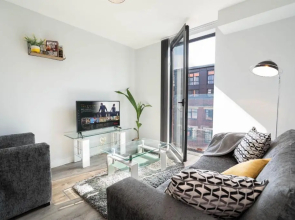 NEW BUILD - 2 Bed Snug Modern Apartment - Juliet Balcony - ROOF TOP TERRACE - Digbeth, Birmingham City Centre - FREE NETFLIX & SMART TV