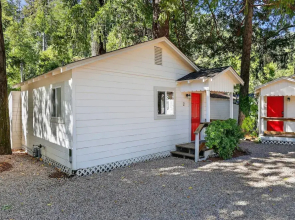 Rouge Cobb Mountain Hotel - Cabin 2