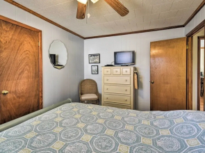Nags Head Cottage: Screened Porch, Walk to Beach!