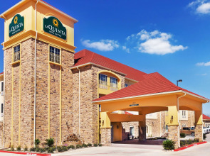 La Quinta Inn & Suites by Wyndham Floresville