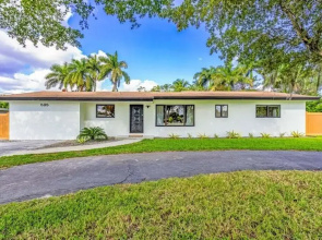 4br Biscayne River Home: Pool & Pickleball Fun 4 Bedroom Home