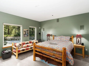 Riffle River Lodge 3 Bedroom Home by NW Comfy Cabins by RedAwning