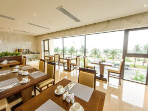 Yarra Ocean Suites Danang
