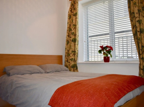 Central 1 Bedroom Apartment With Lively Decor