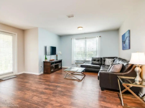 Spacious Vista Cay Condo, Near Universal!