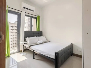 Near SM BF & Shopwise Slex Accessible 2BR for 4