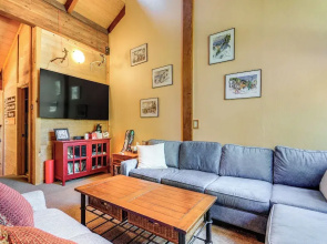 8 Mi to North Tahoe Beach: Truckee Resort Condo