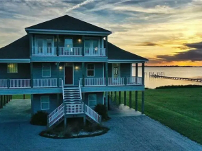 Dolphin Lookout 4 Bedroom Home by RedAwning