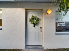 Ideally Located Palm Harbor Condo: Walk Downtown!