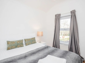 4 Bed House - Sleeps 8 - Garden - Parking - Wifi