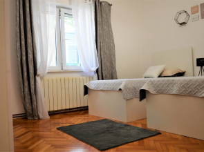 Coastal Apartment - Sleeps 6, Balcony & Parking