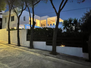 5 Bedroom Villa with Private Pool, Saronida, Athens Riviera