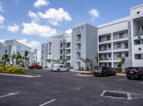 Luxurious 2 Bedroom Apartment Close to Disney 303